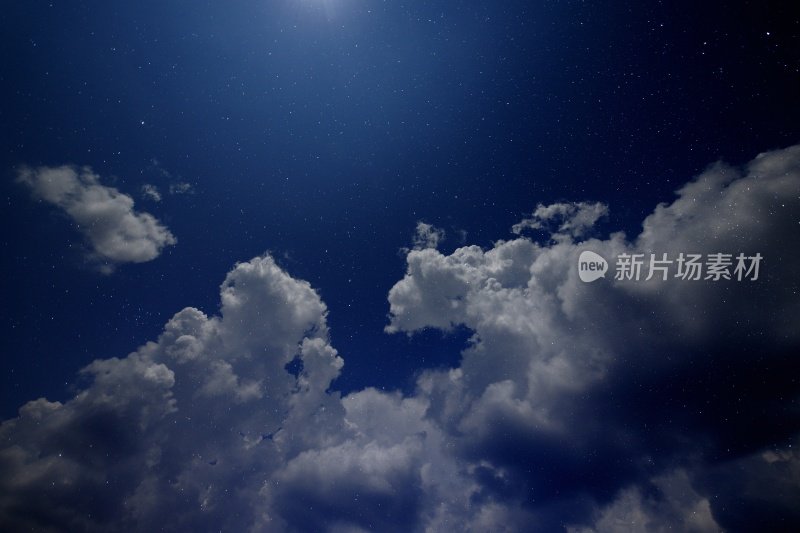 夜空中有蓬松的白云