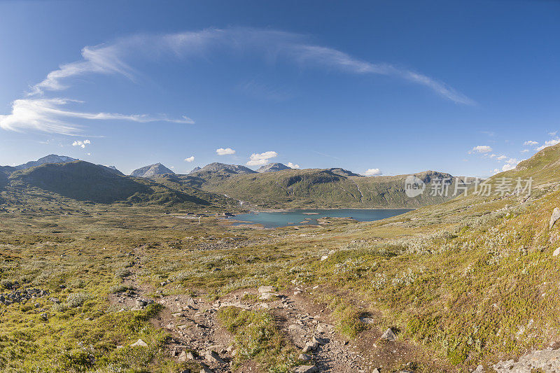 挪威夏日山上的徒步旅行路线