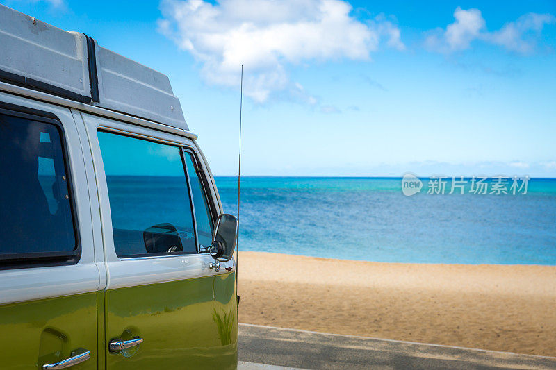 夏威夷瓦胡岛日落海滩露营车