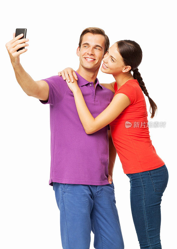 微笑情侣用智能手机自拍
