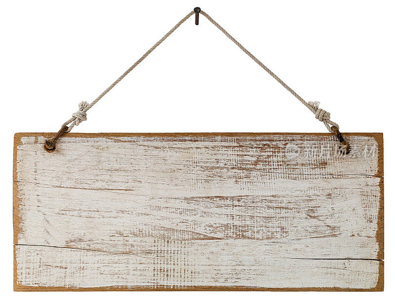老旧的风化磨损的白色木制标牌面板，用旧绳子挂在生锈的钉子上，孤立在白色的，夹径包括。