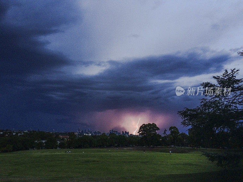 夏季风暴的最后一道闪电袭击了这座城市