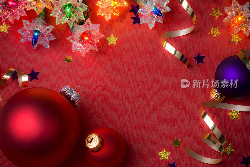 红色背景上的圣诞彩灯和装饰物