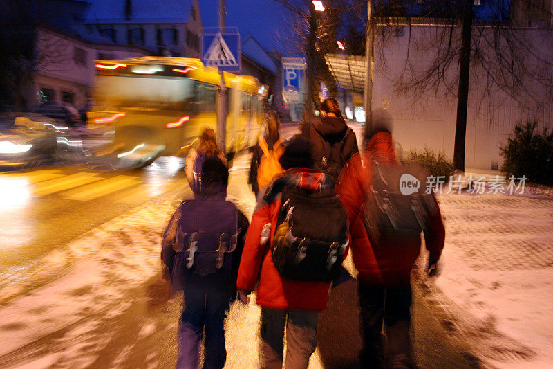 学生们在冬天早上上学的路上