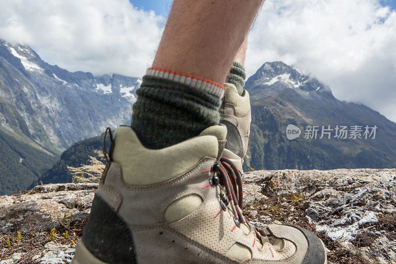 男人的登山靴在山路上的特写