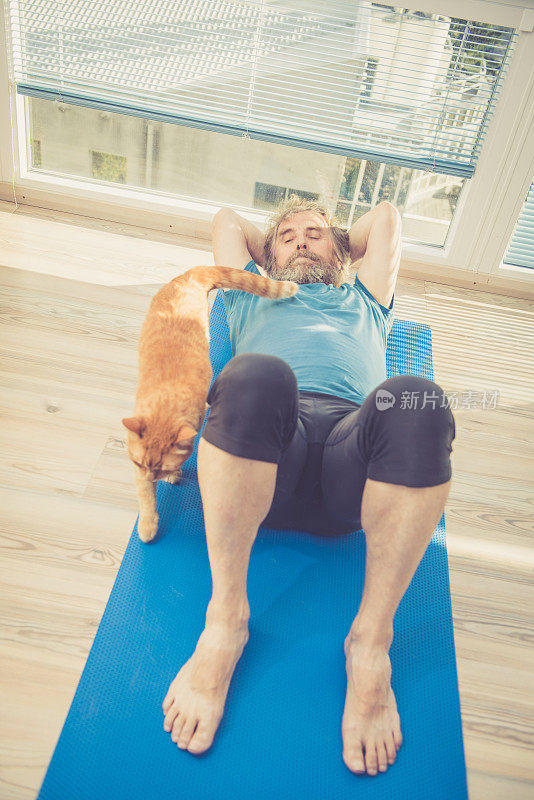 老人在家和他的姜猫锻炼