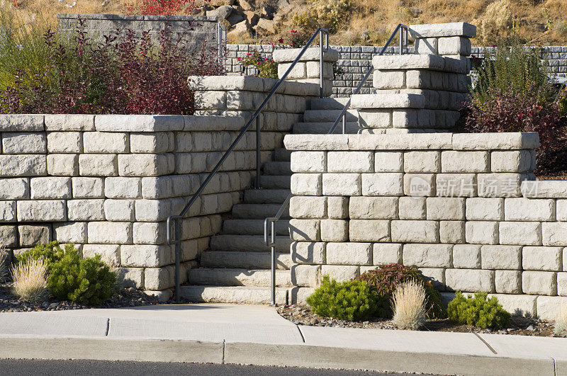 混凝土砌块墙和景观台阶