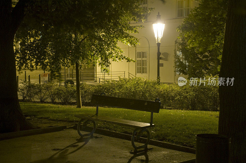 晚上的公园长椅