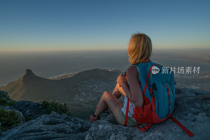 一名年轻女子在开普敦山顶上观看风景