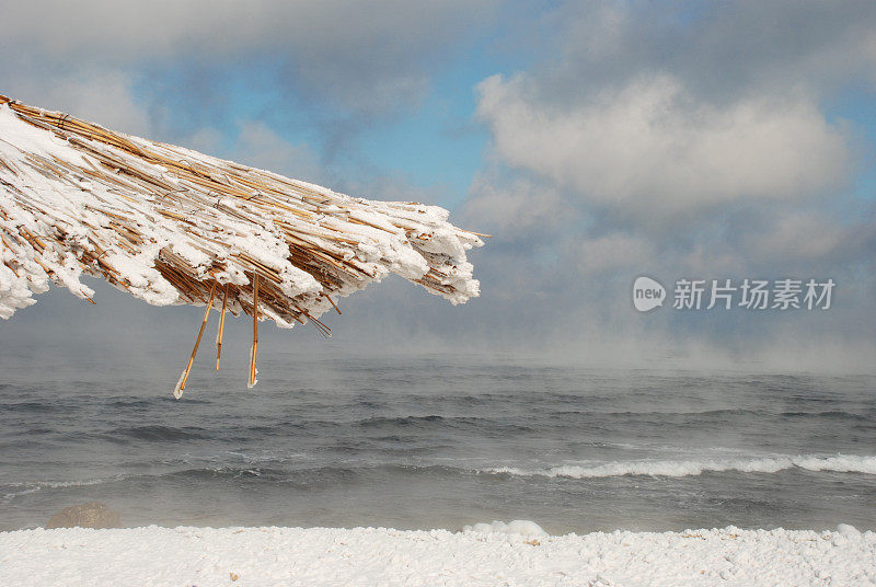 海滩的天篷上覆盖着雪