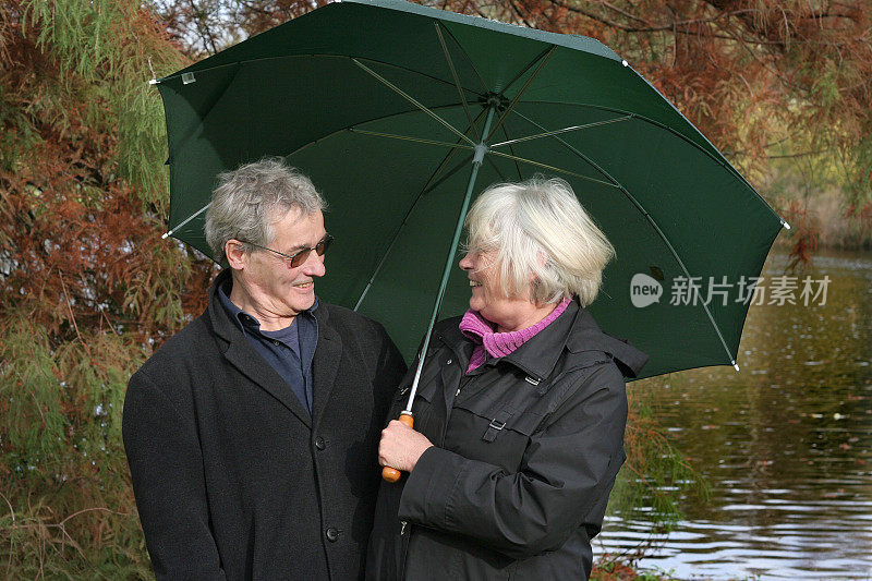 雨伞下的老年夫妇2