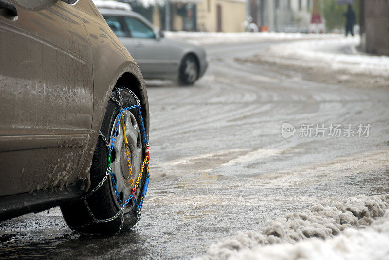 汽车轮子上的雪链。