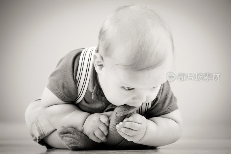 小男孩在吃自己的袜子