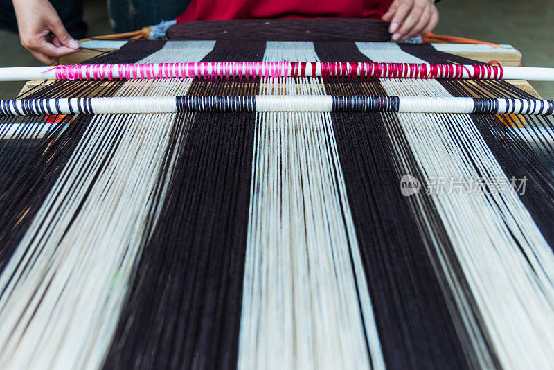 老式手工织布机编织