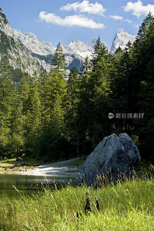 夏天诗般的阿尔卑斯湖，有达赫斯坦山和冰川