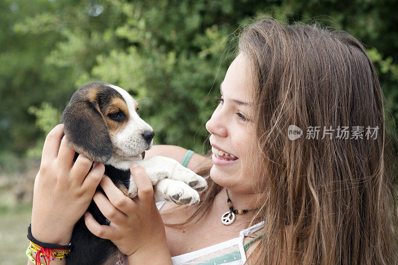 女孩抱着一只小猎犬