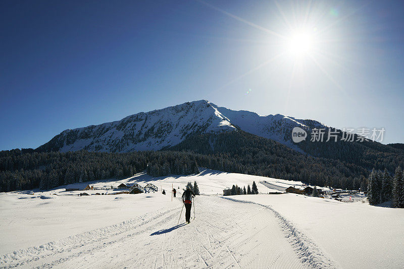 风景优美的冰雪覆盖的冬季景观有高山和滑雪道