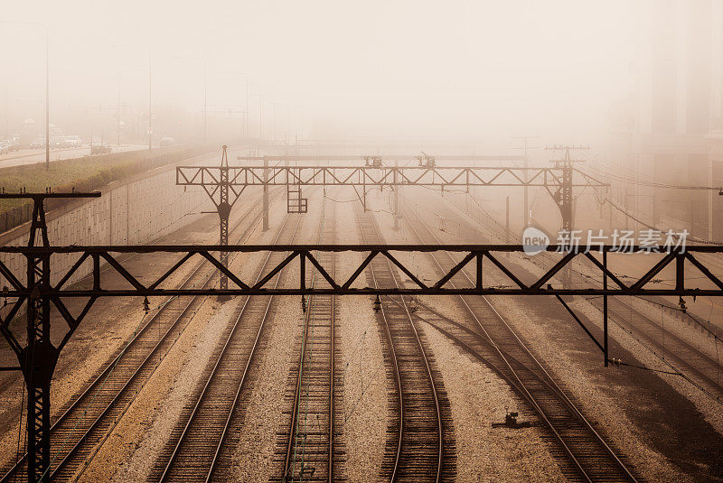 城市铁路站场的大雾清晨