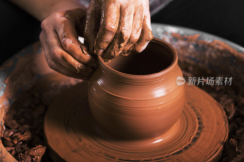 陶工的双手，创造了一个陶罐