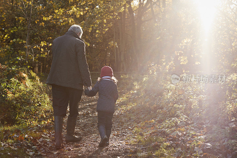 爷爷和孙女在享受秋天散步
