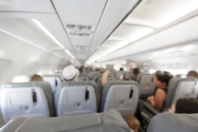 模糊的背景:飞机上的乘客