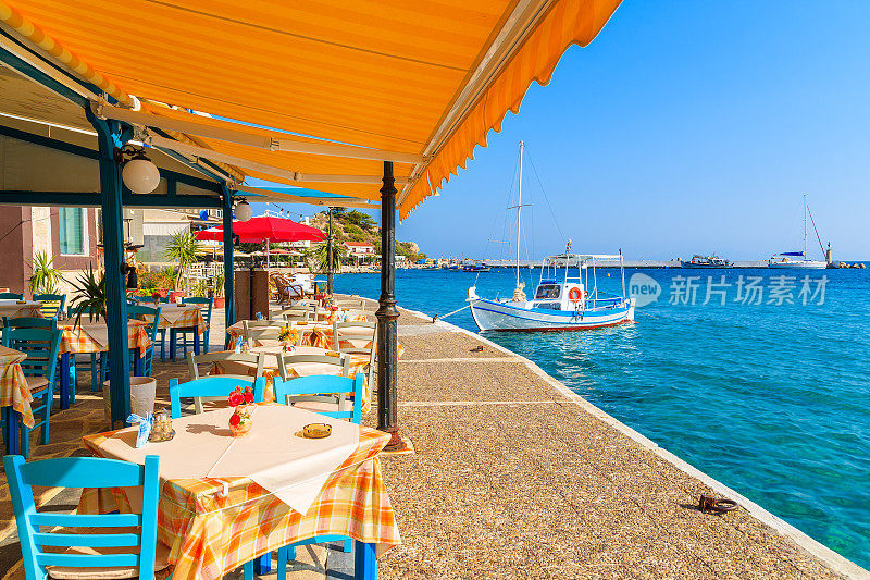 希腊萨摩斯岛海岸Kokkari镇的传统希腊酒馆里的桌子和椅子