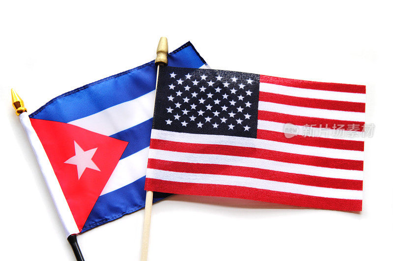 白色背景上的古巴和美国国旗