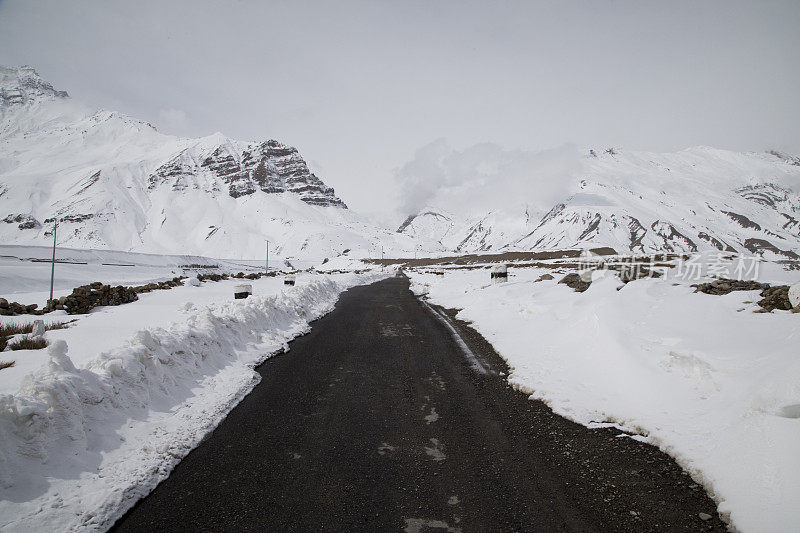 雪山中的路