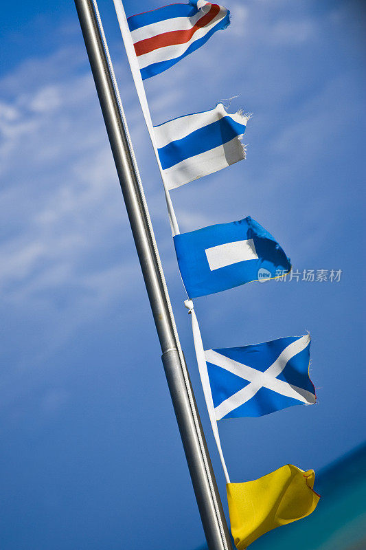 金属旗杆上的航海旗帜