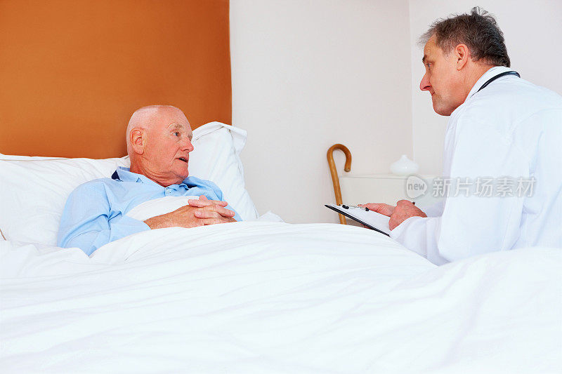 医生检查老年病人的信息