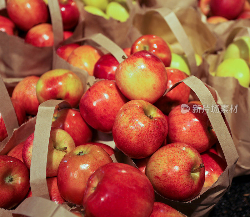 农贸市场的红苹果装在棕色纸袋里。