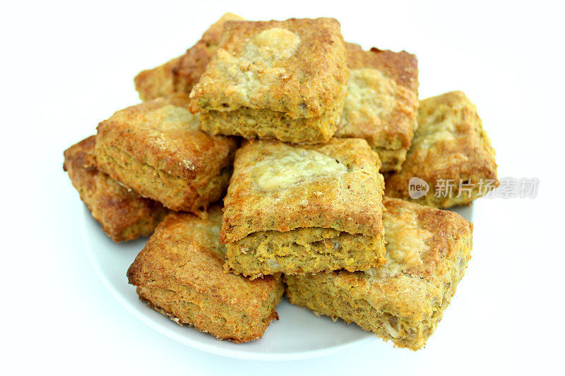 用全麦粉制成的方形芝士烤饼，健康的饮食形象