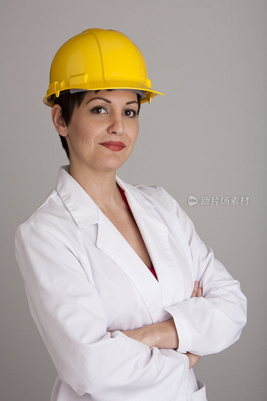 戴安全帽穿实验服的女性肖像