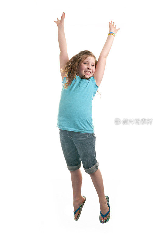 年轻女孩在水衬衫跳跃