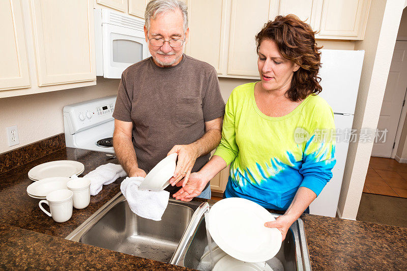 丈夫和妻子一起洗碗