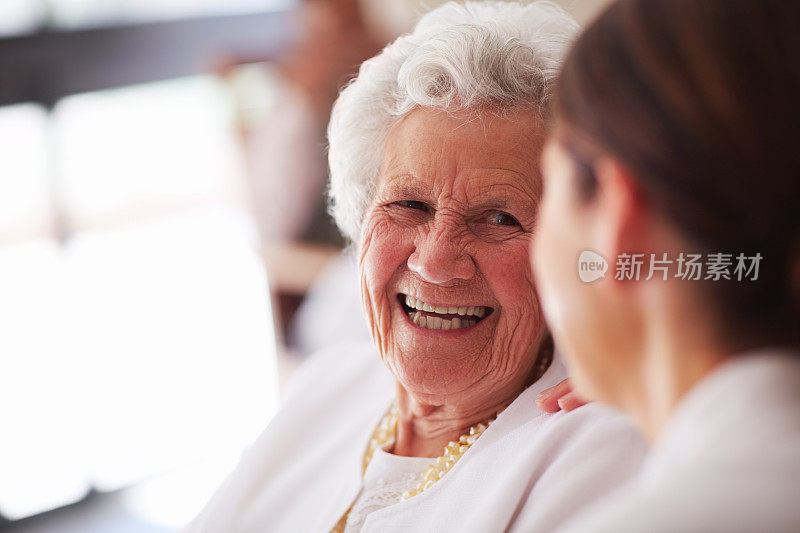 微笑的老奶奶和女护士