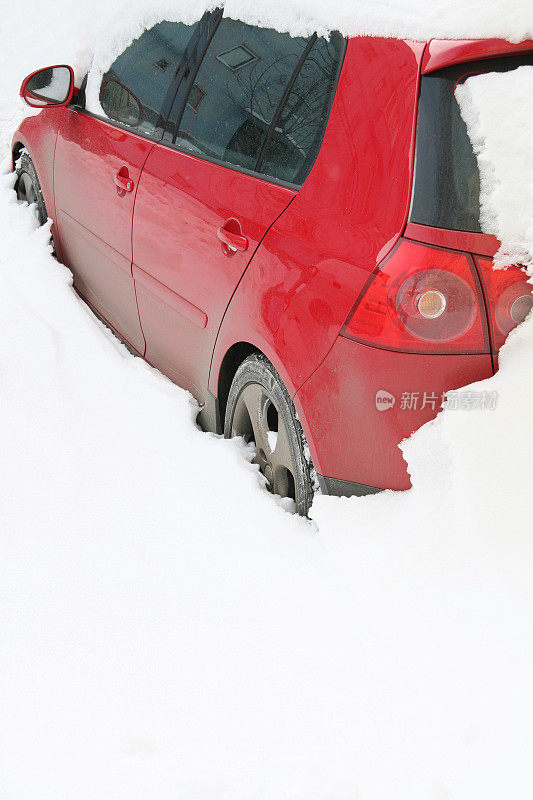 红色的汽车被雪困住了