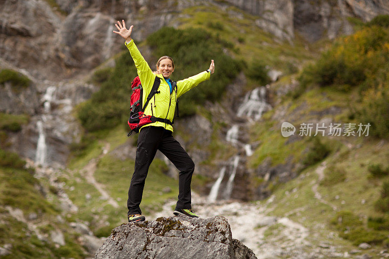 快乐的女性徒步旅行者与背包