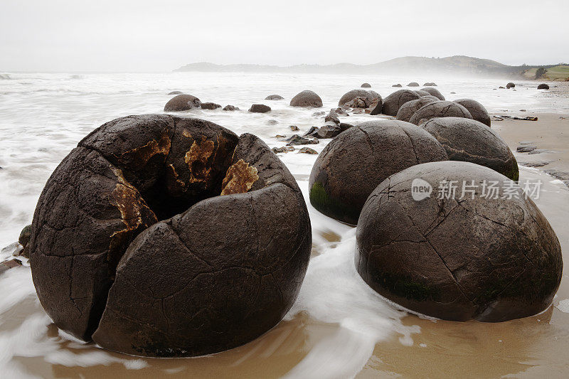 新西兰南岛的莫拉基巨石