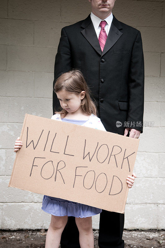 失业的商人和女儿将为食品标识工作