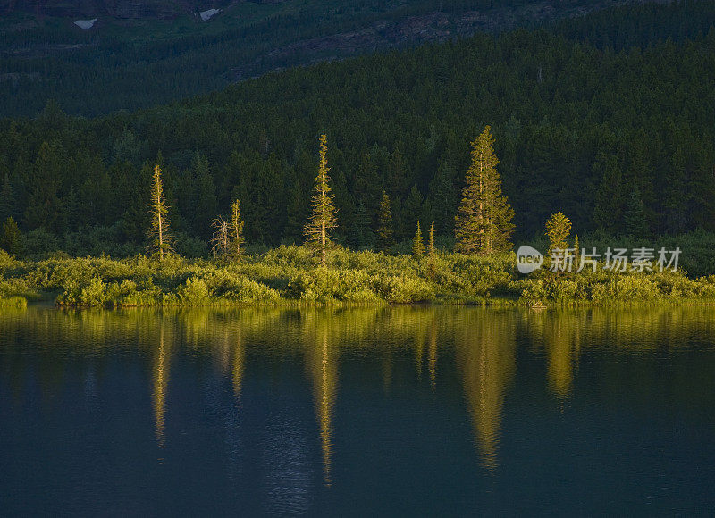 高山湖泊的风景反射