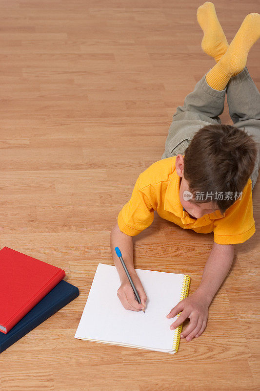 男孩在地板上写字