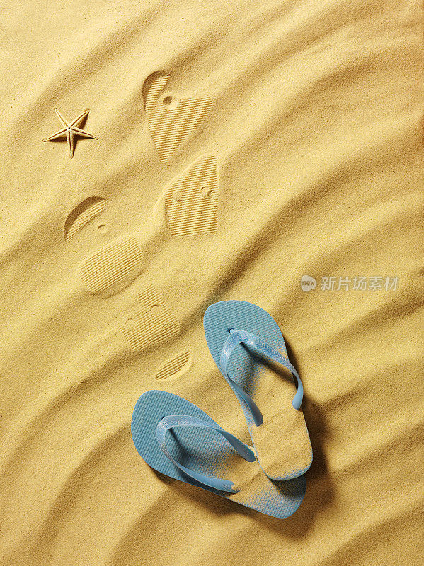 沙滩上有海星的蓝色人字拖