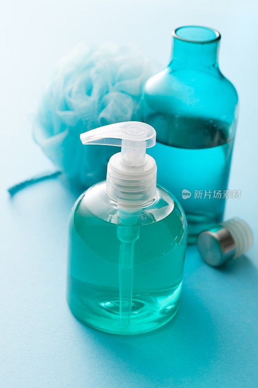 浴蒸馏器:泵瓶，液体肥皂和洗浴海绵