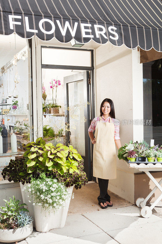 花店店主企业家在商店前Vt