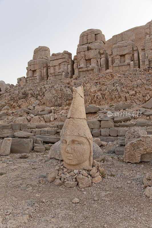 土耳其卡亚adiyaman的内姆鲁特山山顶上的国王雕像
