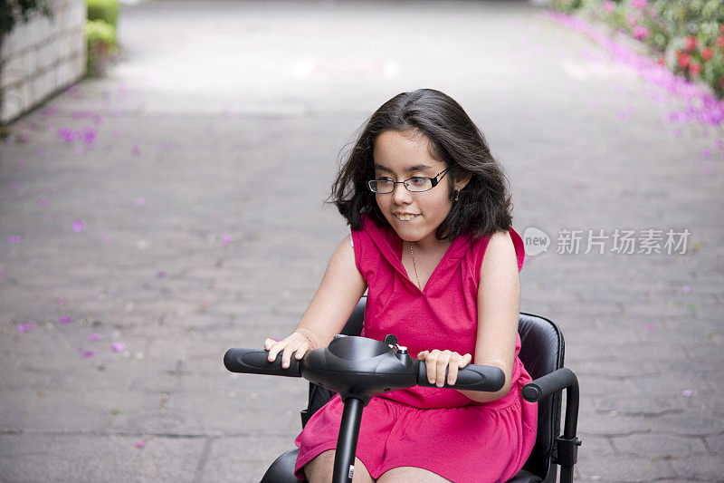 骑摩托车的残疾女孩