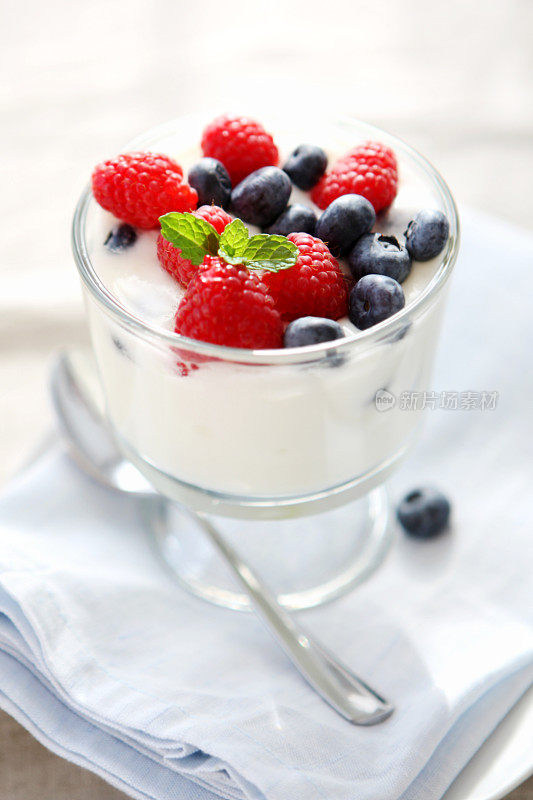 酸奶和草莓