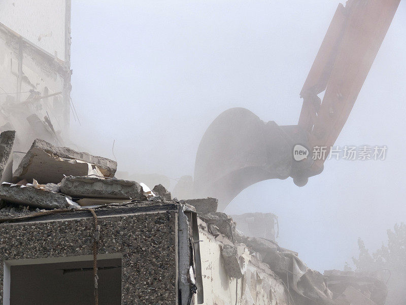 挖掘机拆除一个生活的房子-民主德国风格