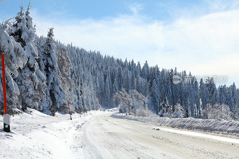 冬季景观有雪杆和积雪的街道